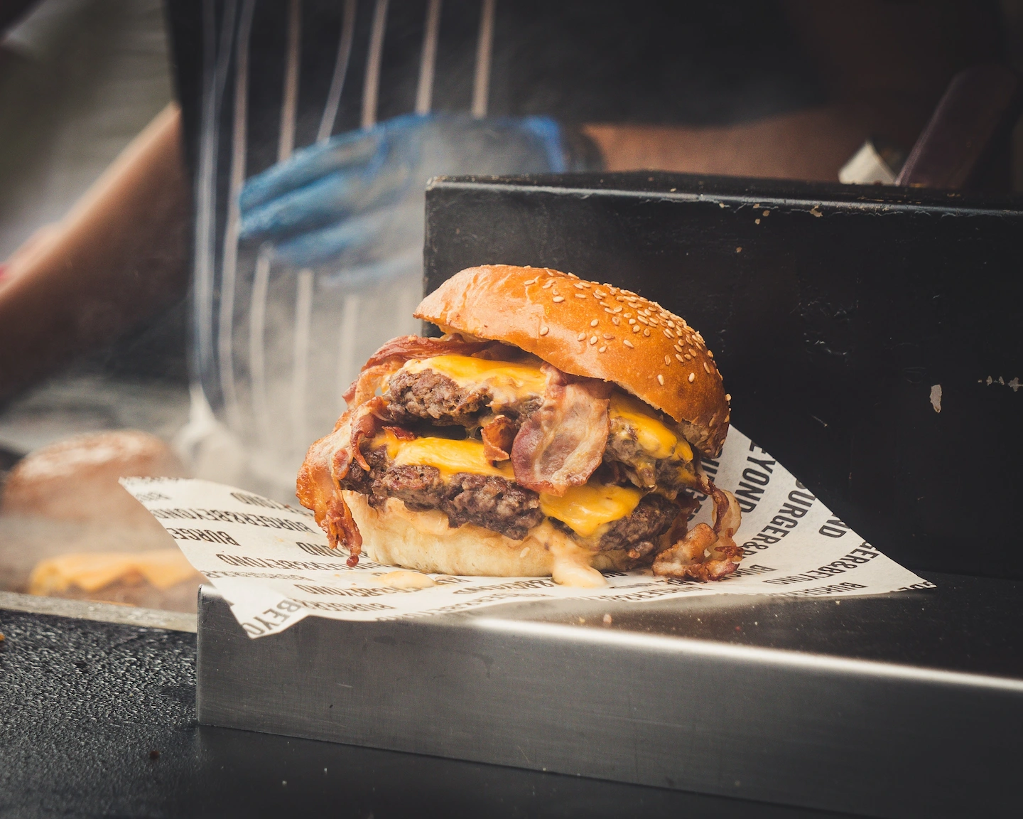 Een echte burger geserveerd door een foodtruck