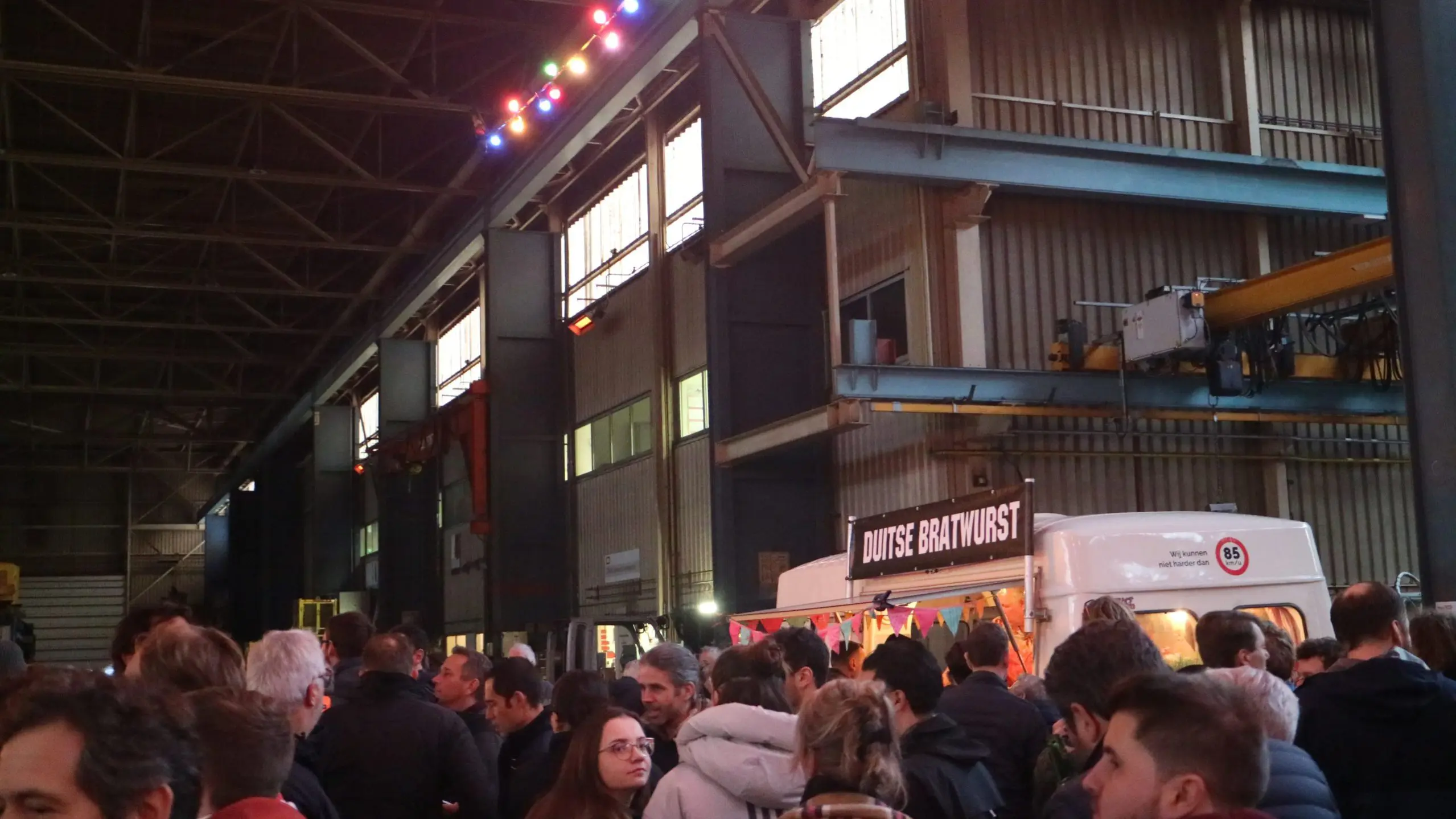 Fabriekshal omgebouwd tot een even locatie met foodtrucks