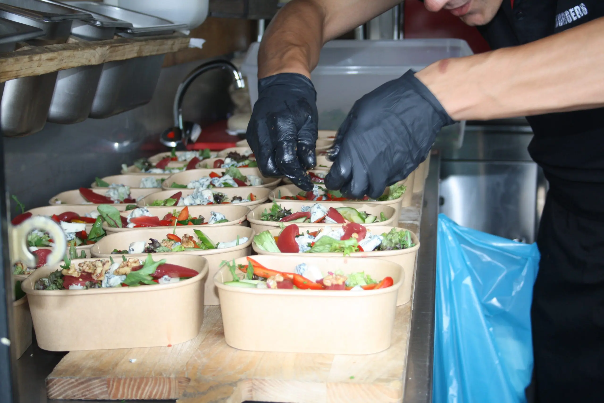 Chef maakt salades in een foodtruck