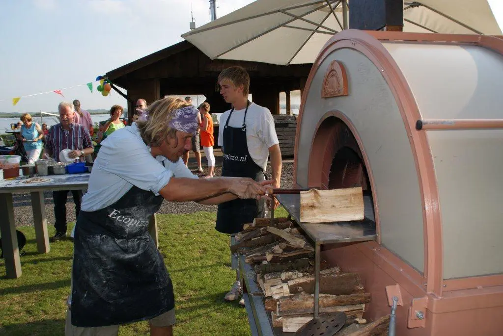 pizza gebakken uit een houtoven op evenement