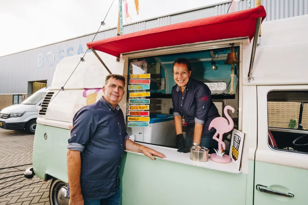 Abbie en Marianne bij hun ijs foodtruck