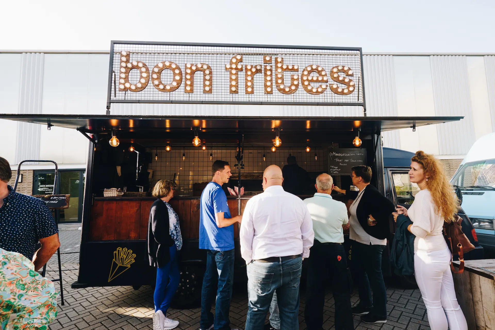 Foodtruck Bon Frites met gasten op evenement