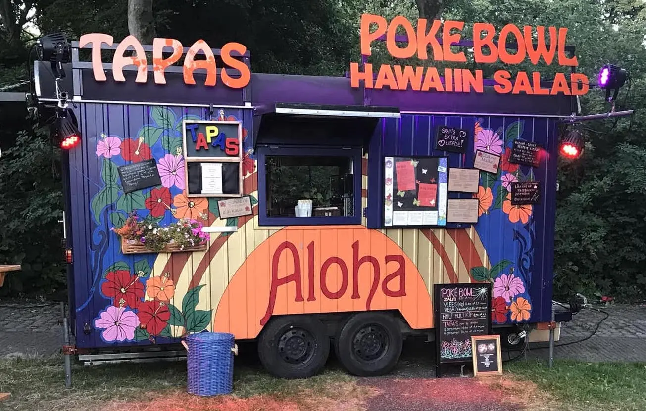 Gekleurde foodtruck met tapas en poké bowl
