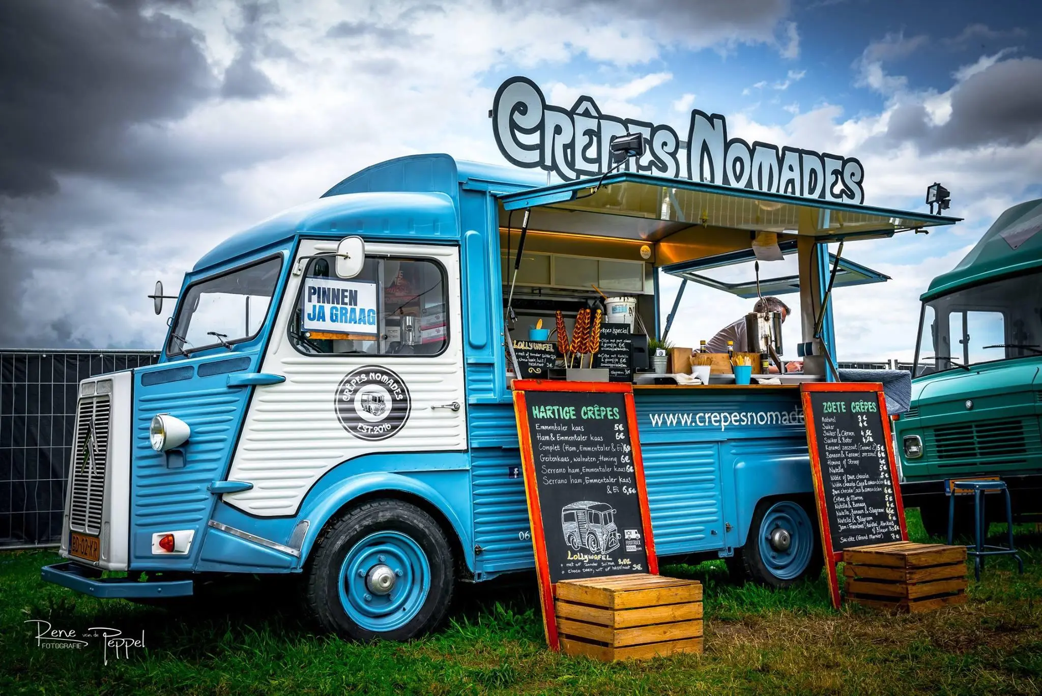 Blauwe Crepes Nomades foodtruck met aankleding