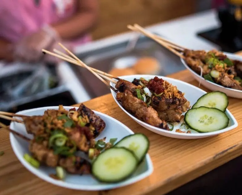 Satéstokjes met komkommer