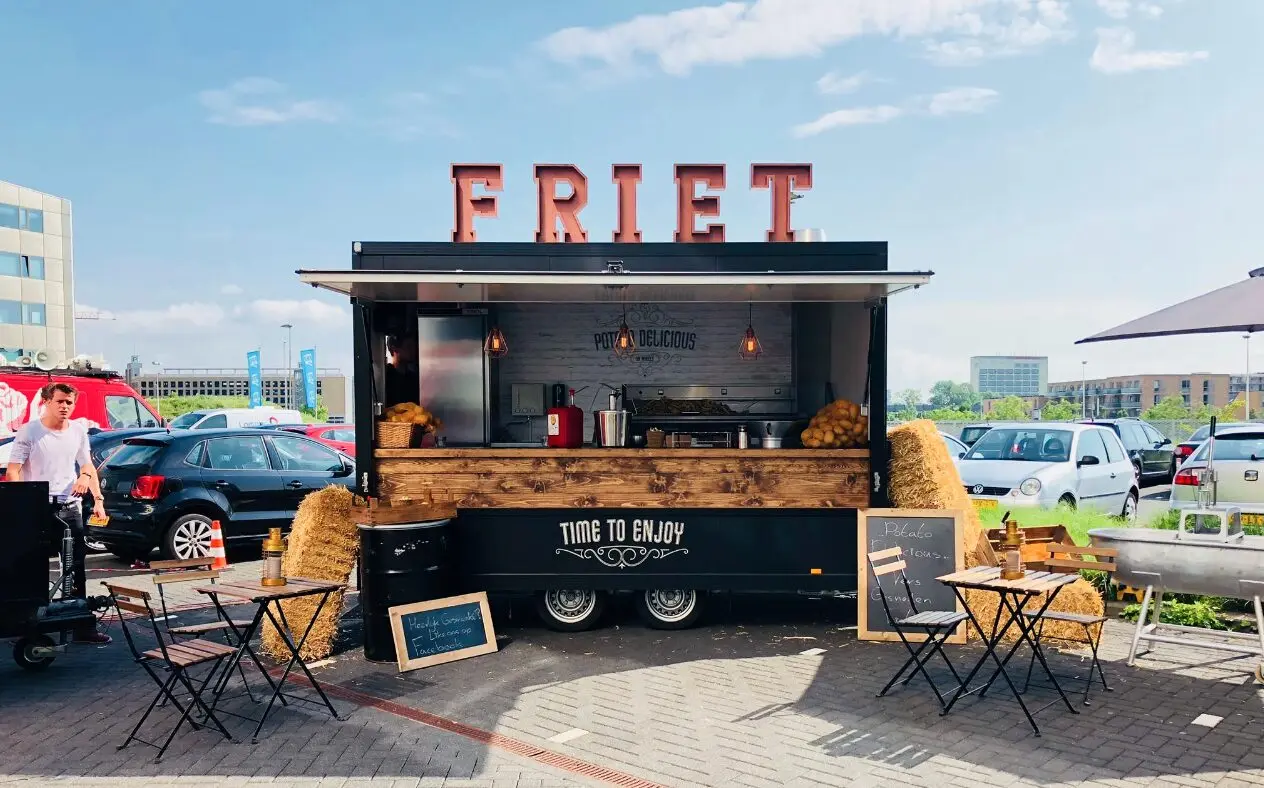 Friet foodtruck met aankleding