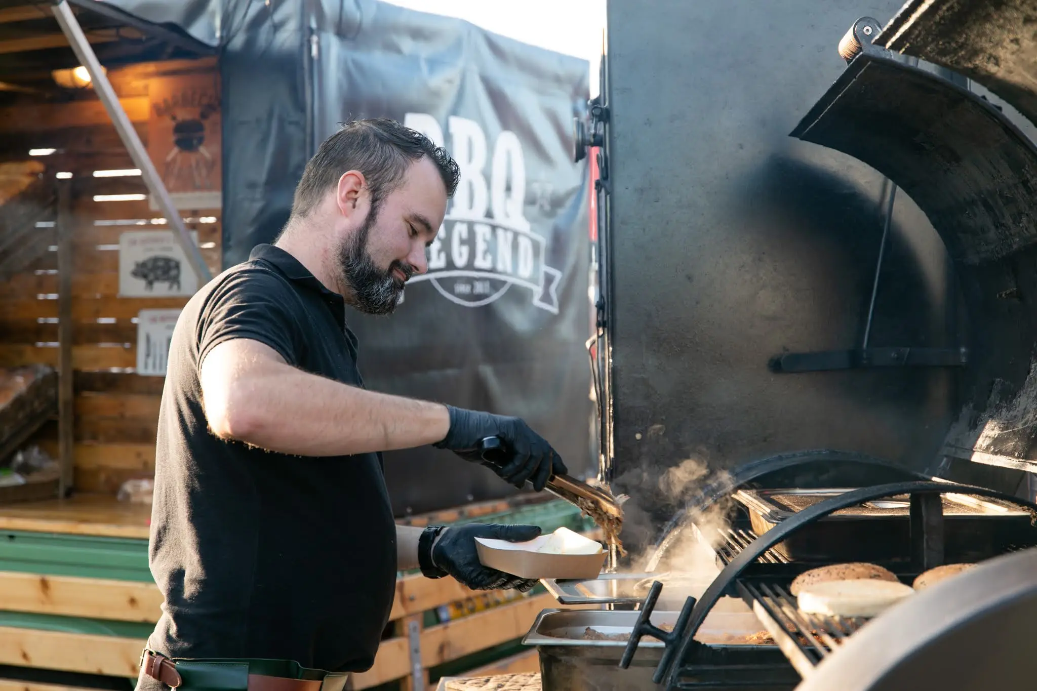 Gerechten worden bereid op smoker in de winter