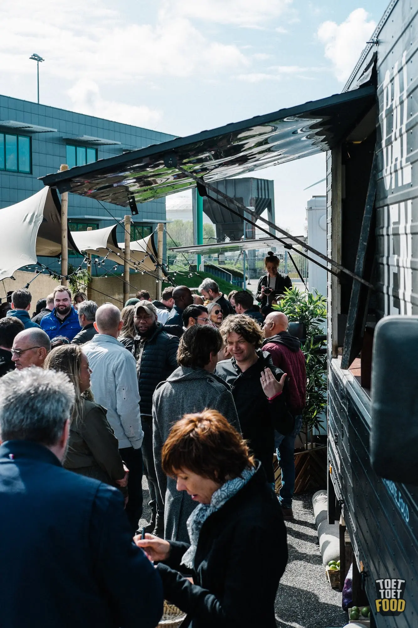 Mensen aan het netwerken bij een foodtruck