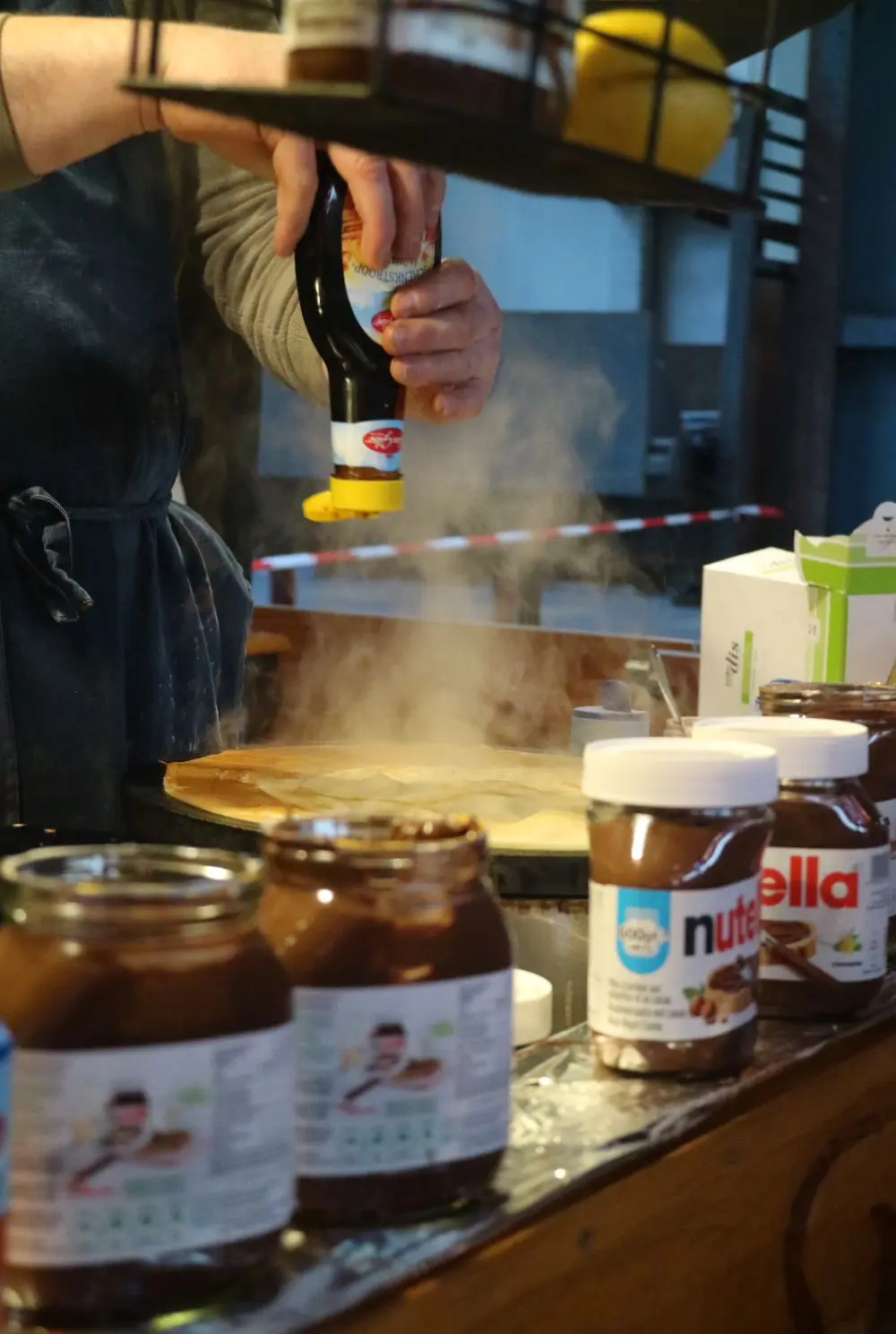 Crepes wordt bereid met stroop