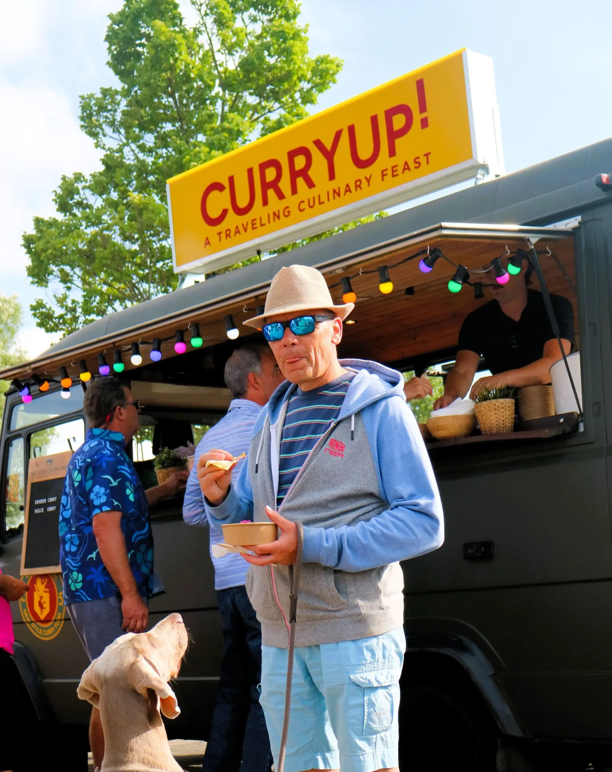 Aziatische foodtruck CurryUp met klant en hond
