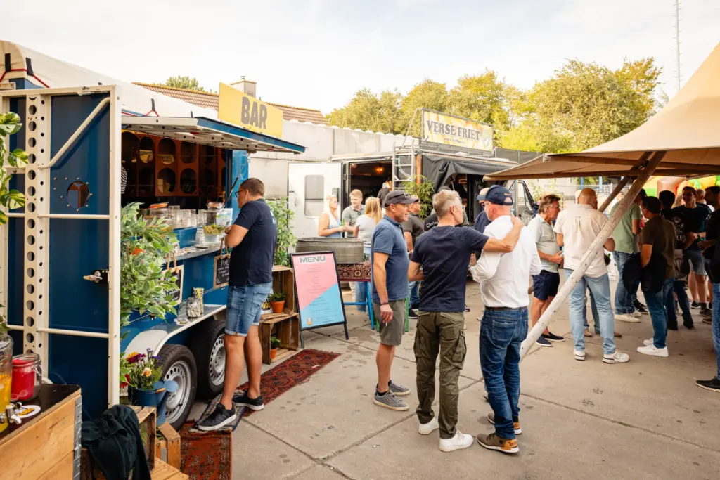 Volledige festival aankleding met stretchtent, foodtrucks meubilair en decoratie.