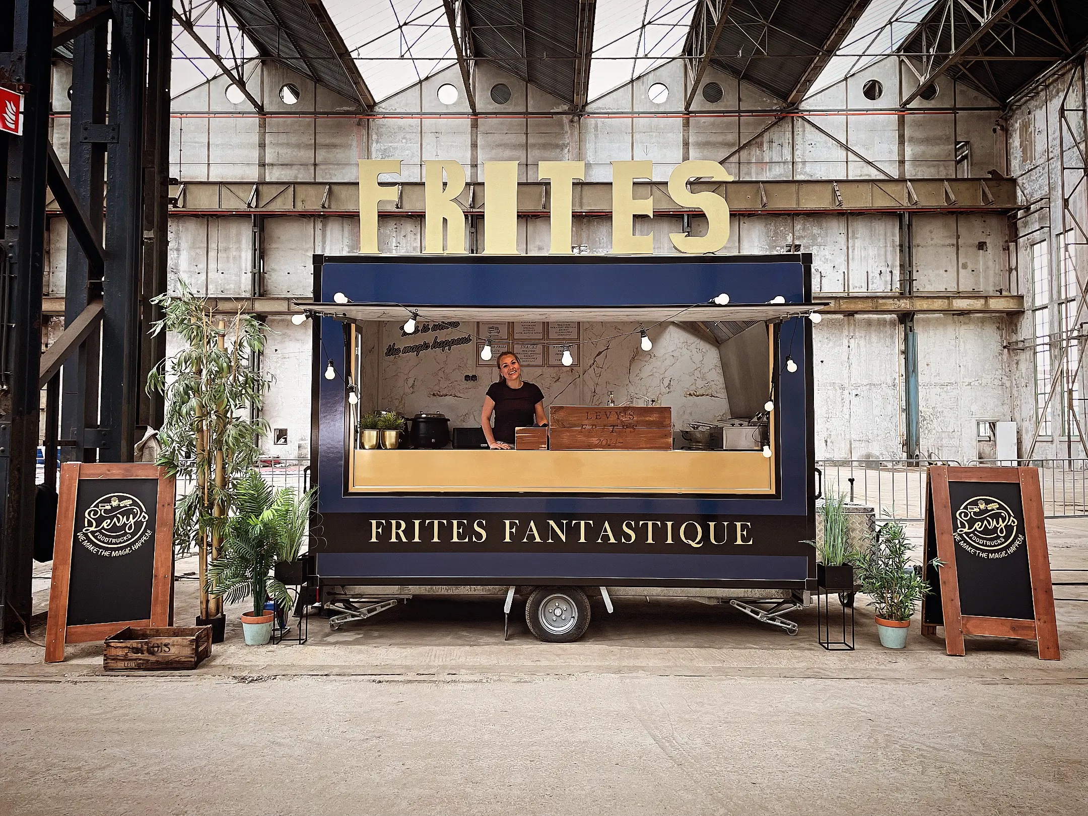 Friet foodtruck in een grote hal