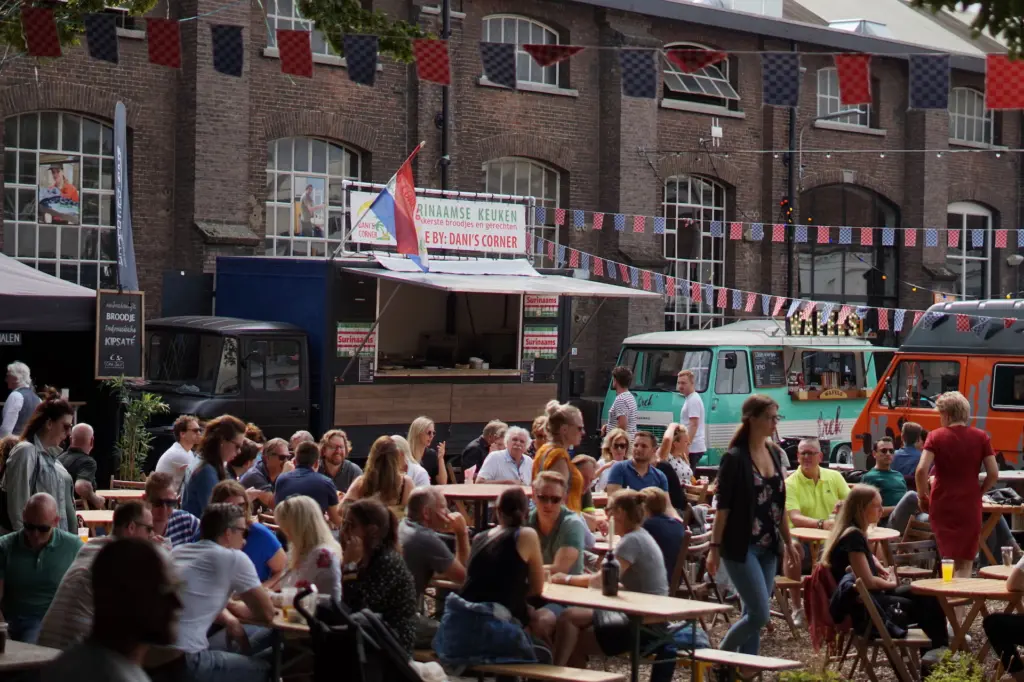 Foodtruckfestival met gasten en vlaggetjes