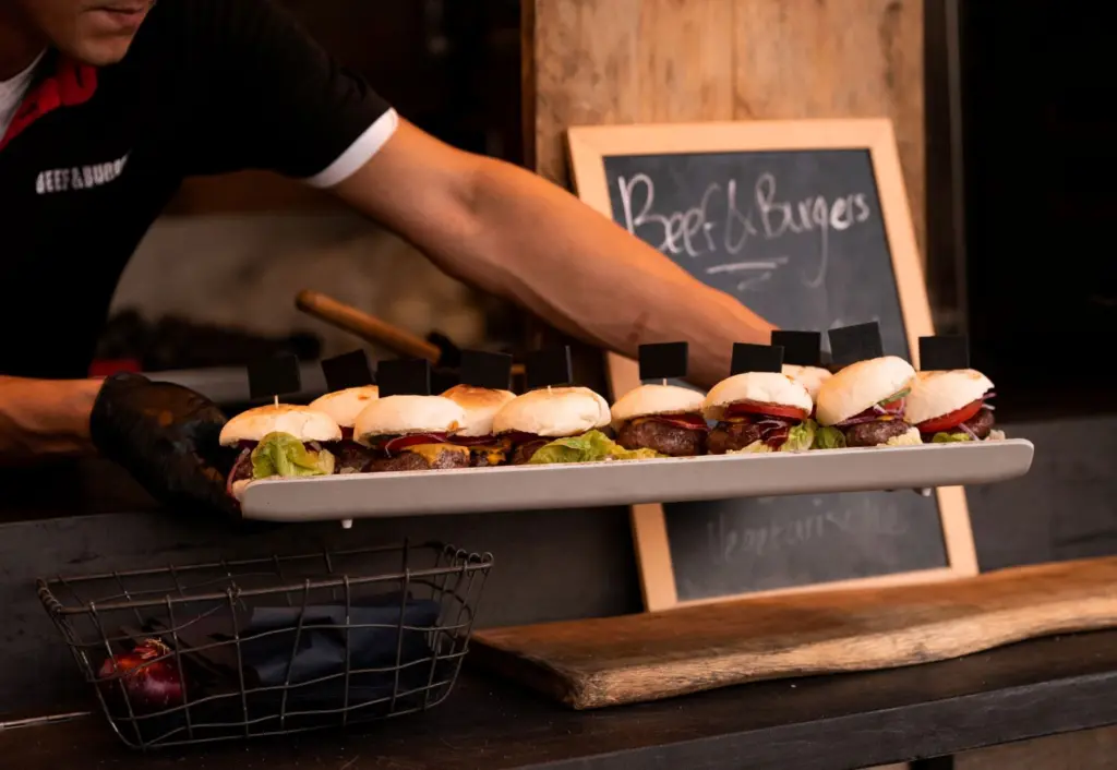 Mini hamburgers worden geserveerd uit foodtruck