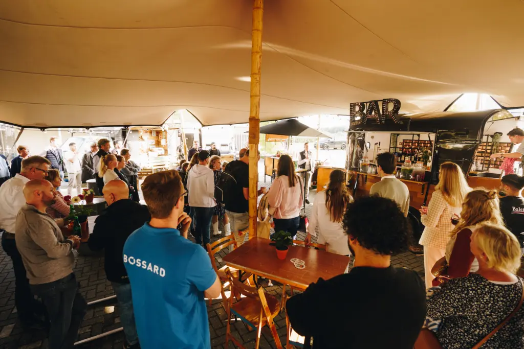 Jubileumviering met bar onder een tent