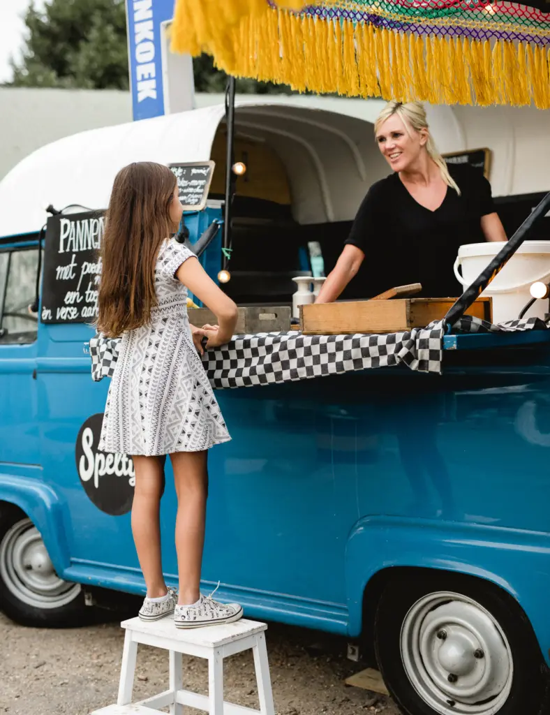 Kind bij een foodtruck op een familiedag