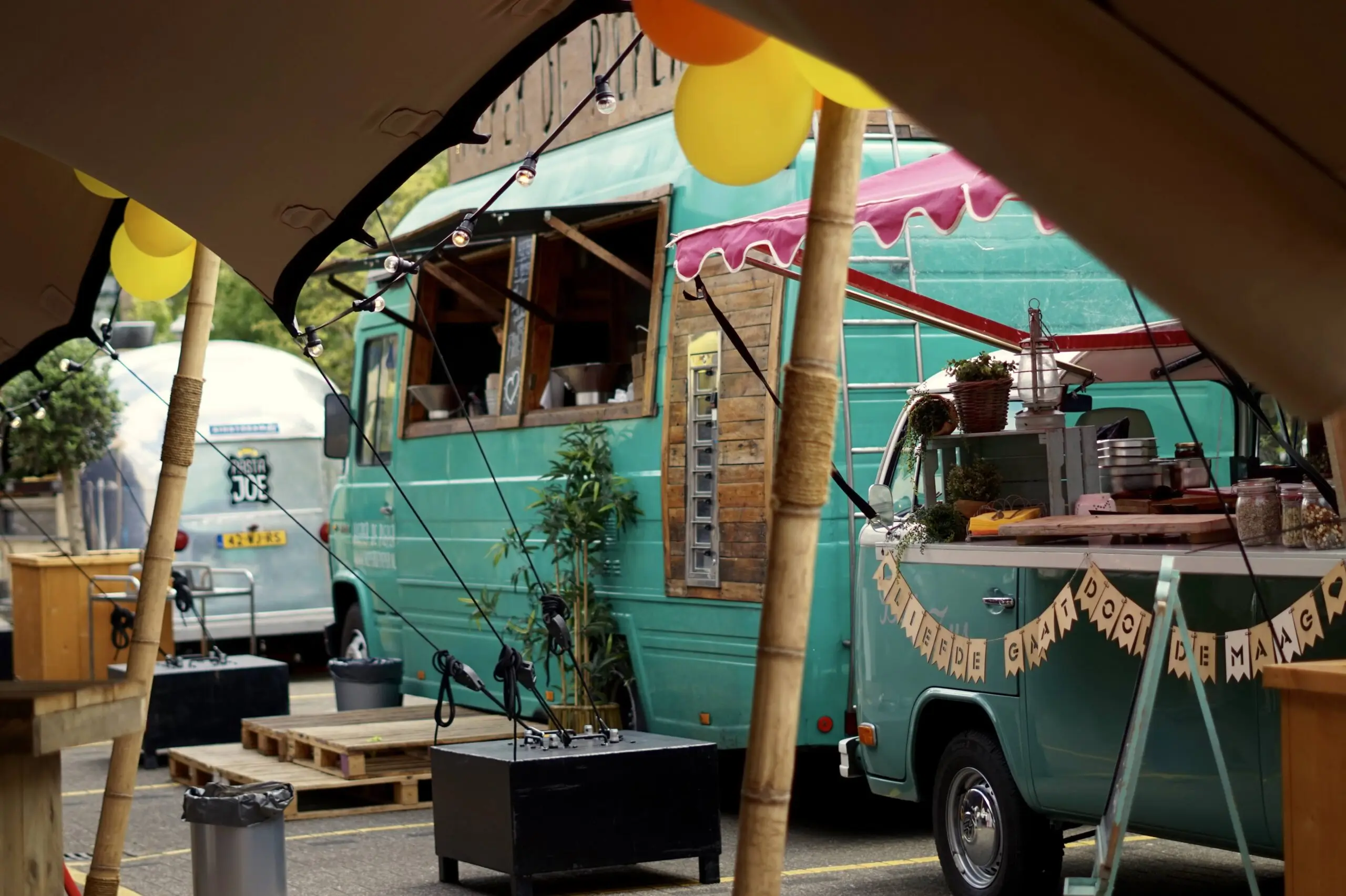 Foodtruck op bedrijfsfeest in Gelderland met medewerkers die genieten van verse Amerikaanse gerechten