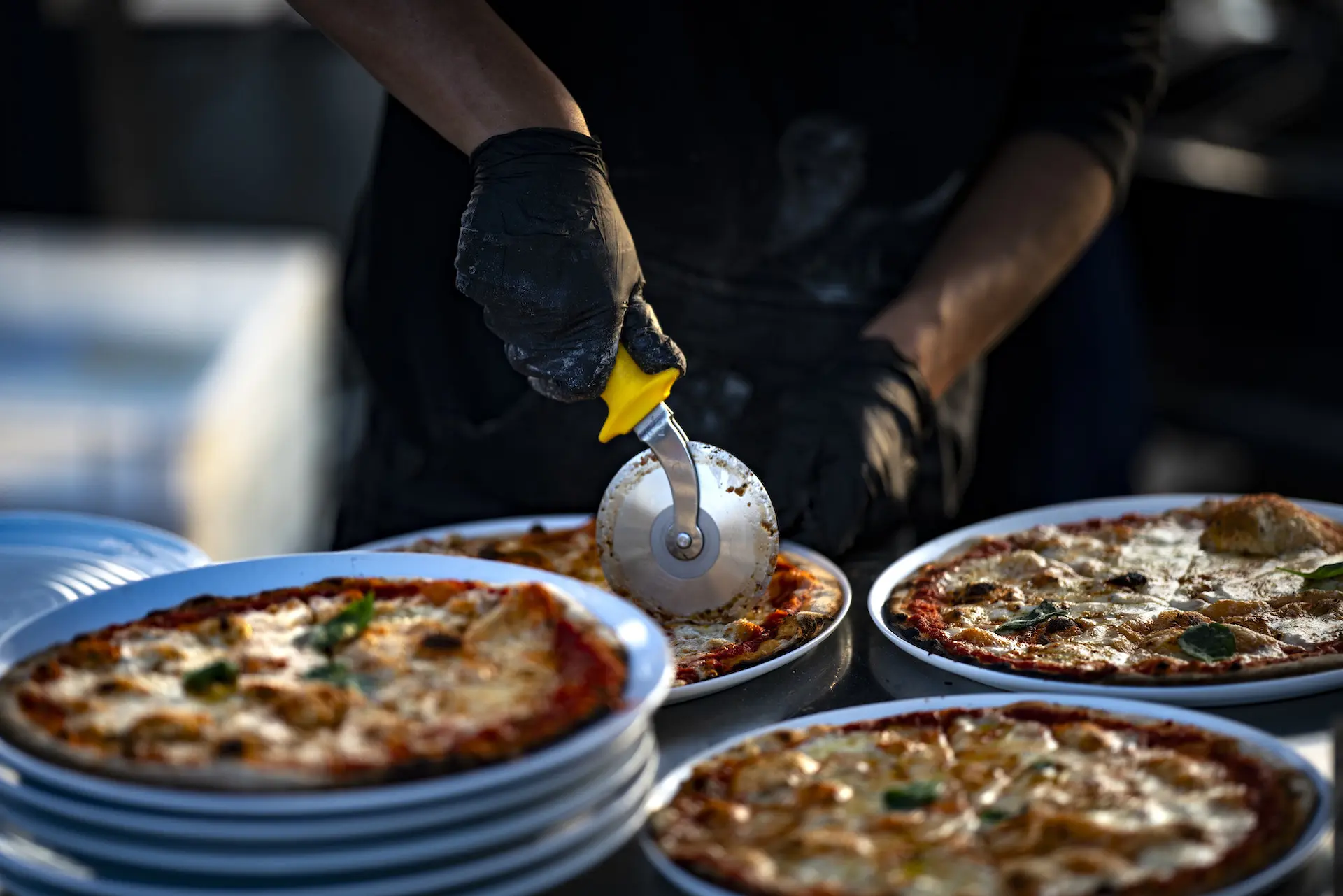 Foodtruck op bedrijfsfeest in Zuid-Holland met medewerkers die genieten van verse Italiaanse pizza