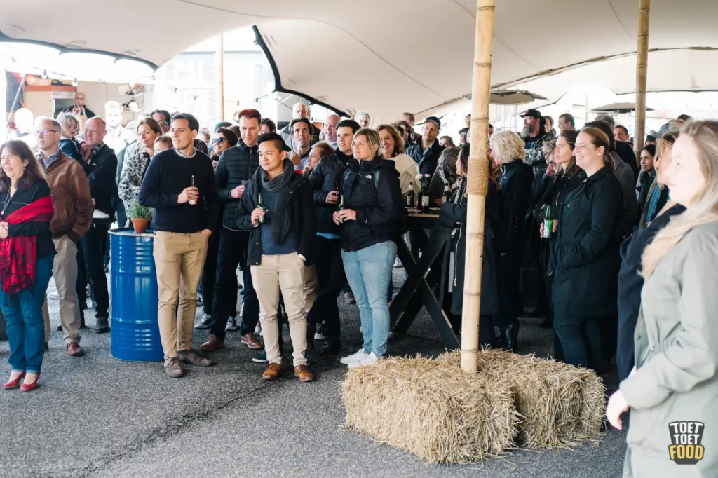 Klanten luisteren naar presentatie onder een tent