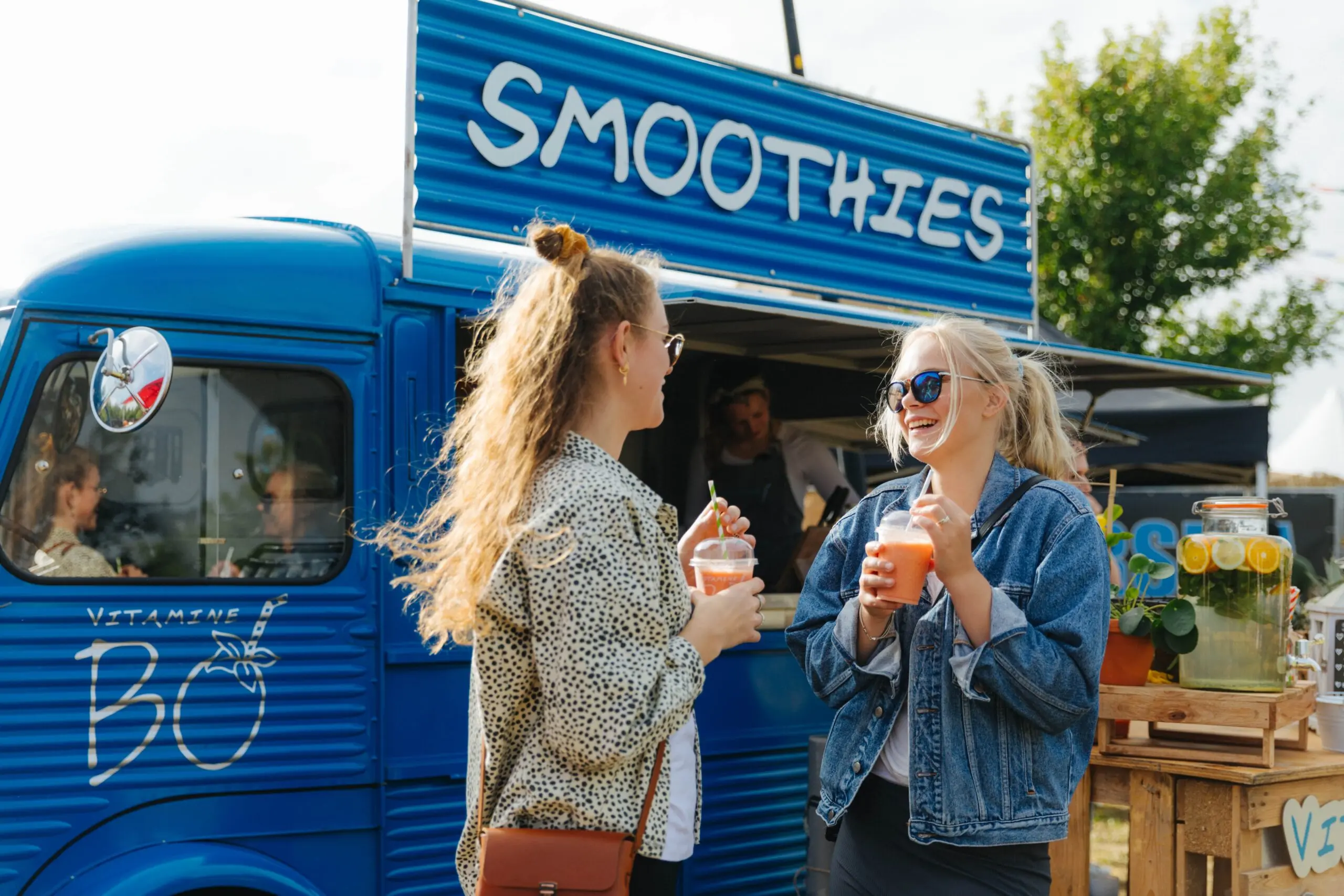 Team van collega's bij foodtruck tijdens teambuilding evenement in Lelystad