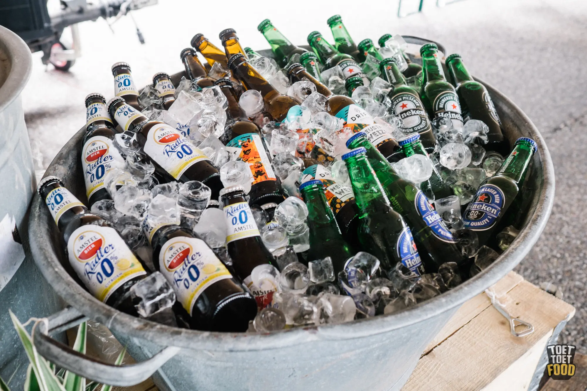 Professionele foodtruck setup voor zakelijk event in Utrecht met moderne uitstraling