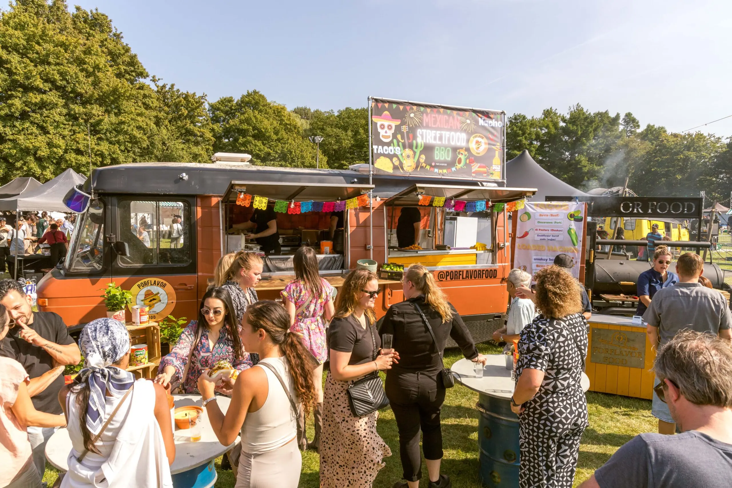 Foodtruck op bedrijfsfeest in Noord-Brabant met medewerkers die genieten van verse Mexicaanse gerechten
