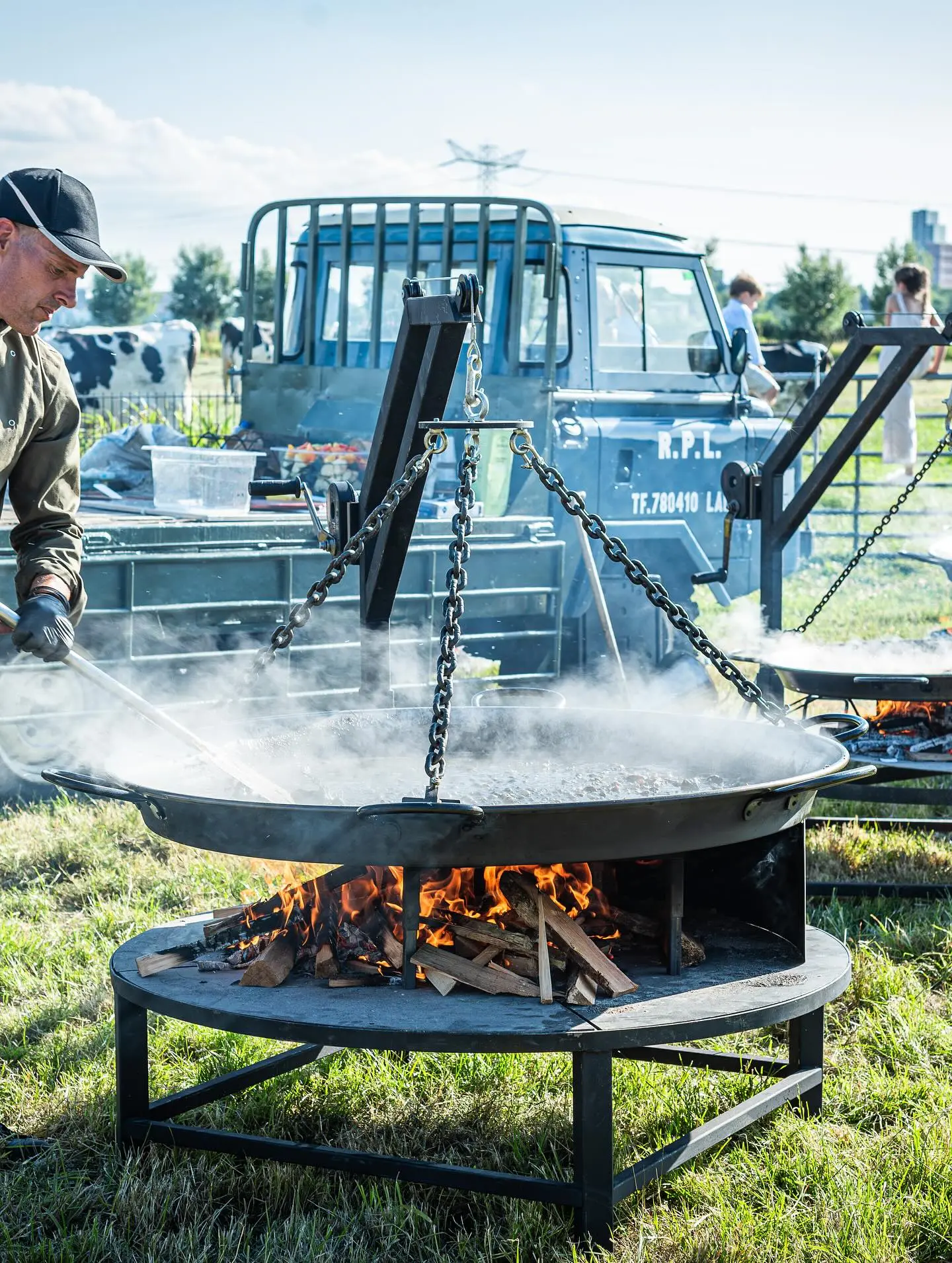 Foodtruck op bedrijfsfeest in Noord-Holland met medewerkers die genieten van verse Italiaanse pizza