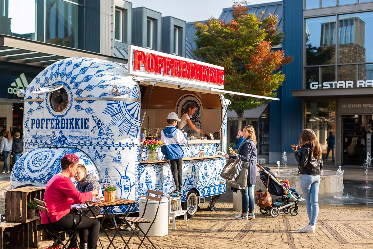 Foodtruck catering tijdens bedrijfsevenement in Flevoland met medewerkers die genieten van mobiele catering