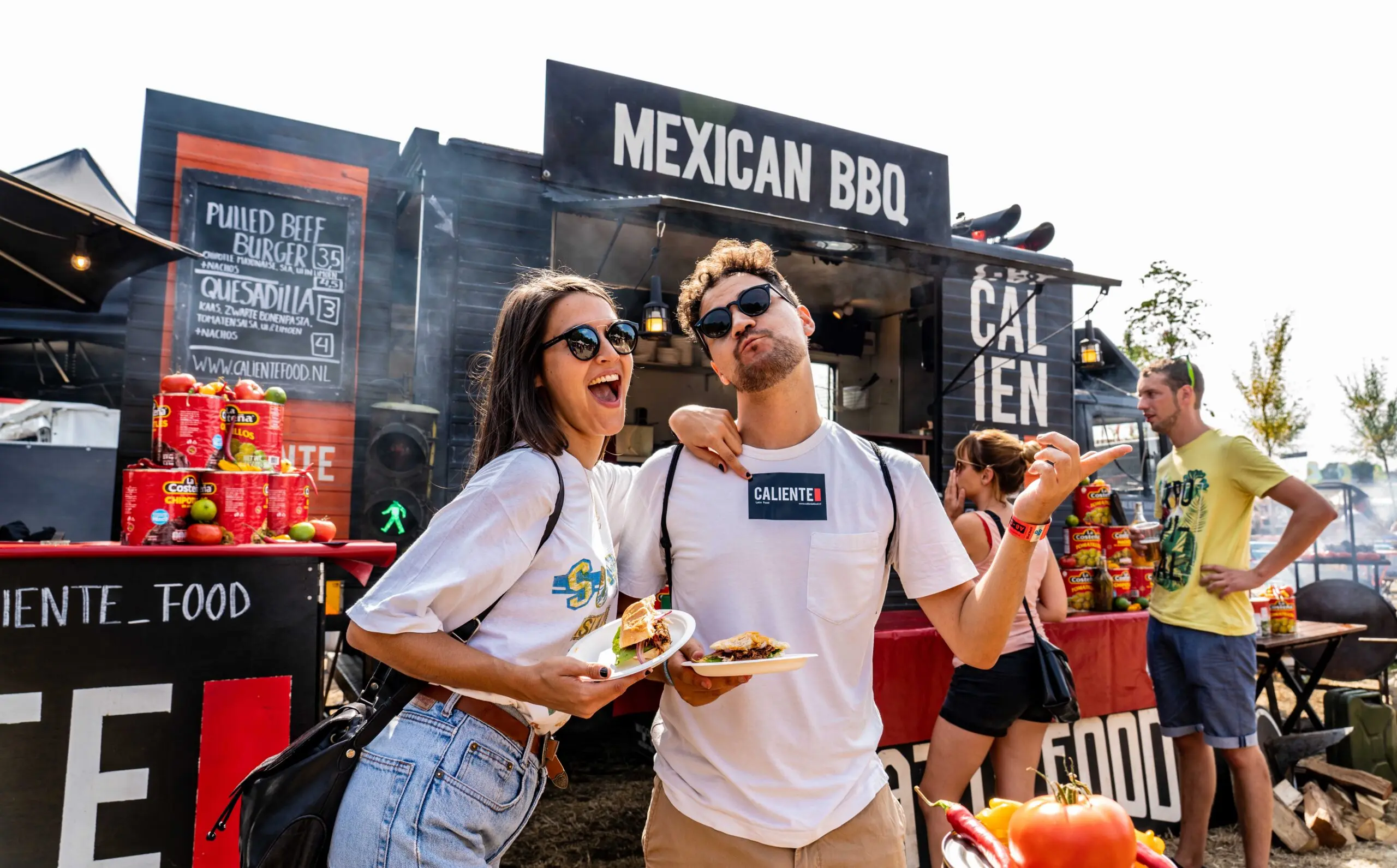 Complete foodtruck setup met overkapping voor strandevenement in Zeeland