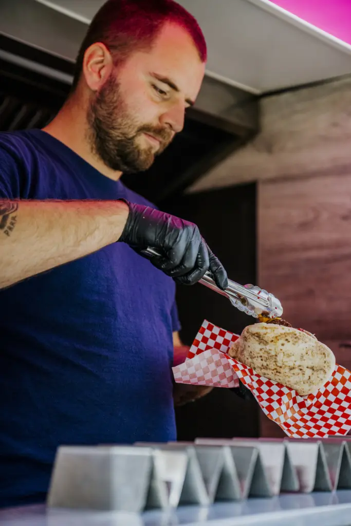 Falafval-pita-falafel-wordt-geredde-groentes
