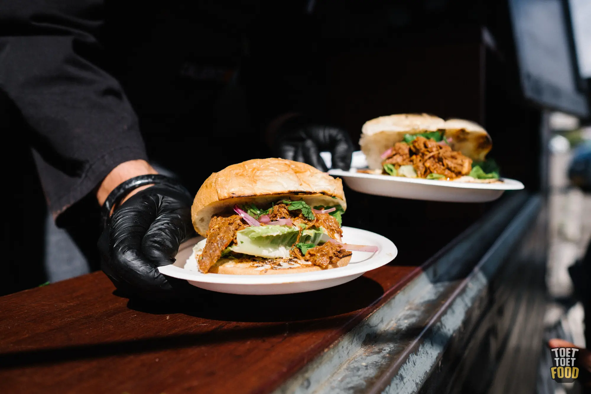 Professionele foodtruck op zakelijke locatie in Almere met bedrijfslogo en moderne uitstraling