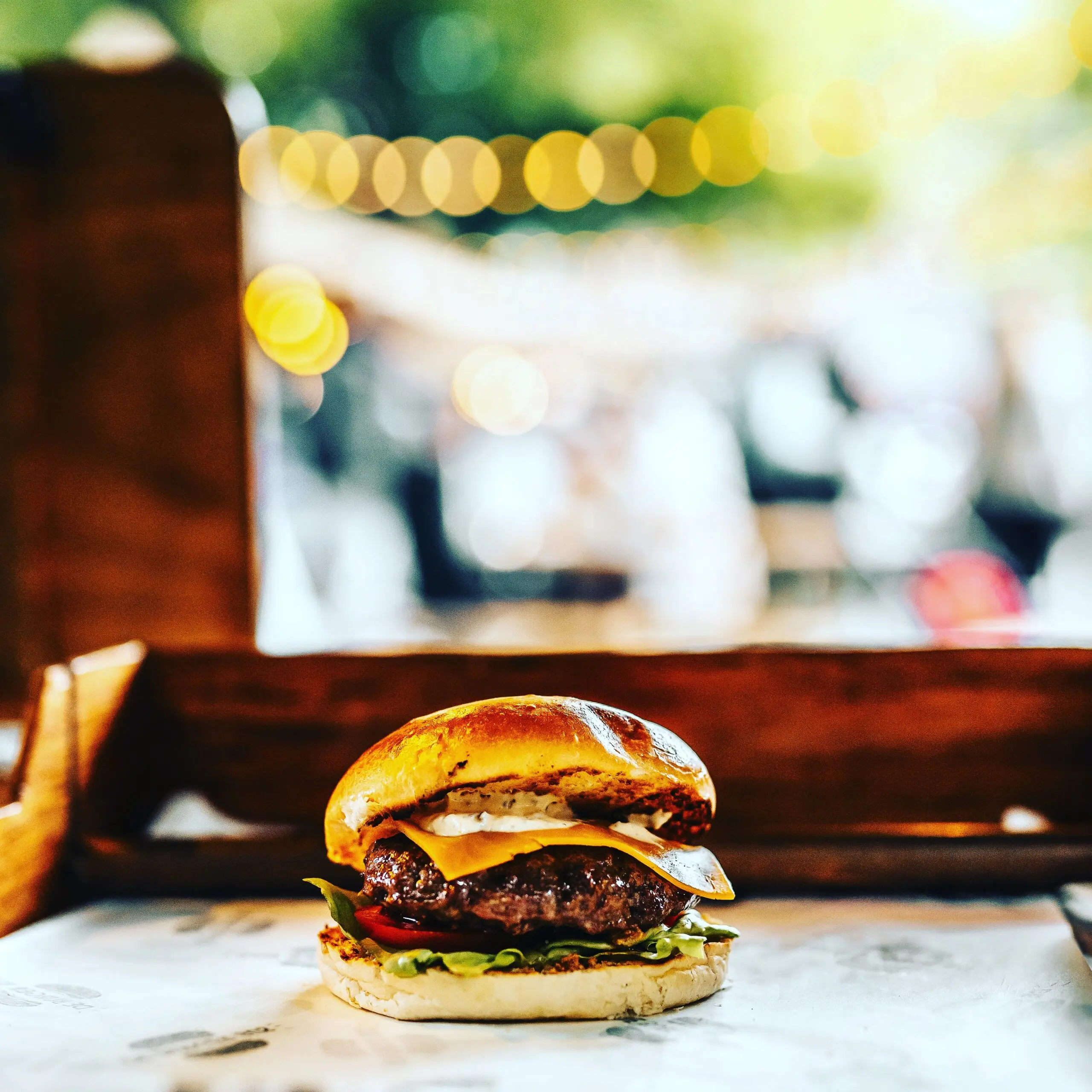 Professionele foodtruck catering voor zakelijk evenement in Drenthe met medewerkers die verse gerechten ophalen