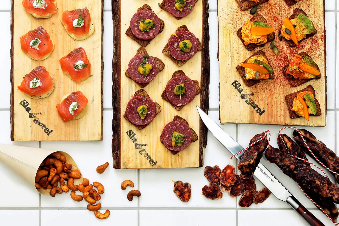 Foodtruck op bedrijfsfeest in Groningen stad met collega's die genieten van verse gerechten in moderne zakelijke omgeving