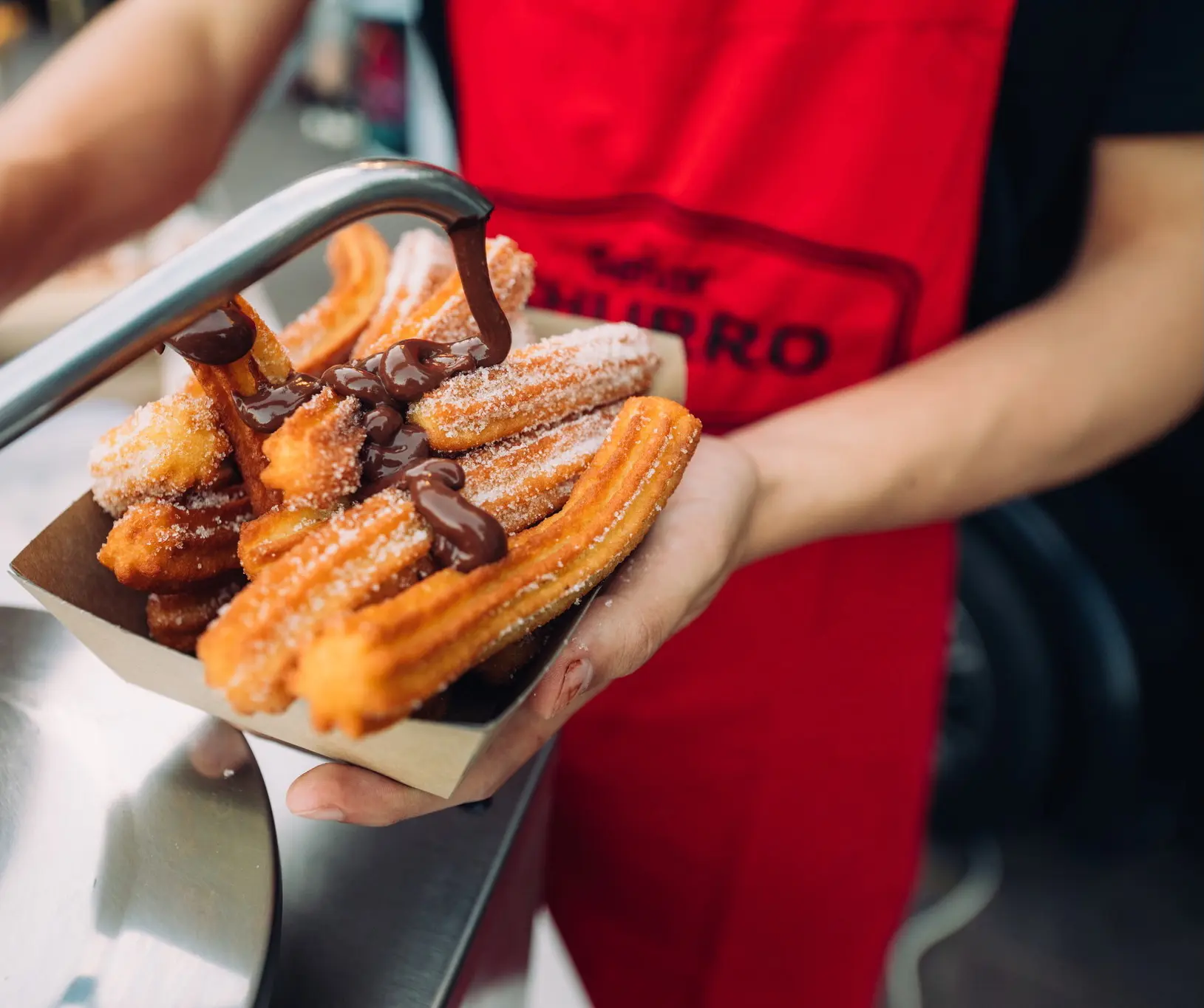 Professionele foodtruck catering tijdens zakelijk evenement in Leeuwarden met medewerkers bij mobiele keuken