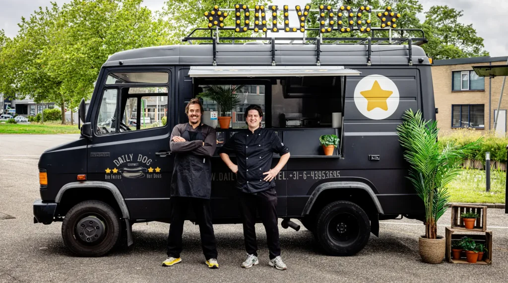 Foodtruck met twee koks, klaar voor de uitgifte op locatie