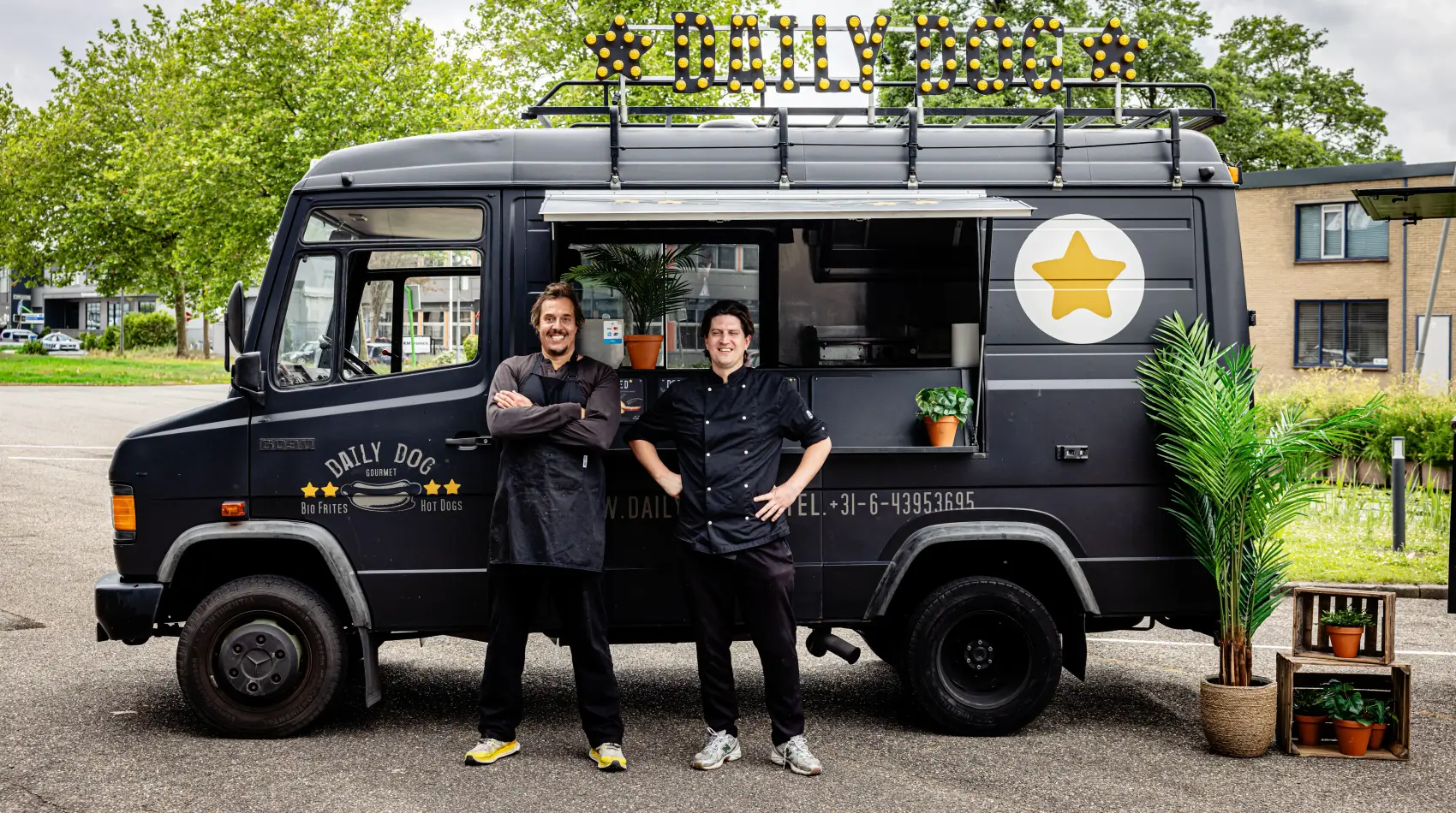 Onze eigen foodtruck met twee koks, klaar voor de uitgifte op locatie
