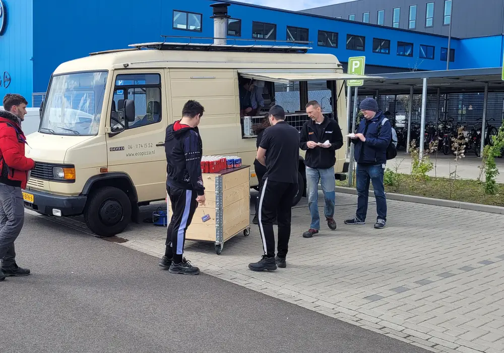 Foodtruck op de parkeerplaats van een distributiecentrum