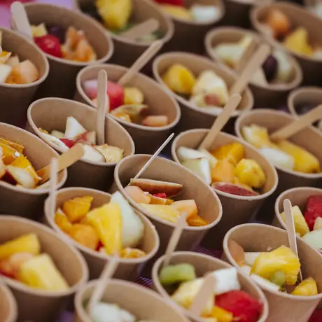 Bakjes verse fruitsalade klaar om uit te delen aan medewerkers