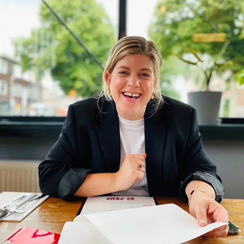 Nikki Brandes, contactpersoon bij ToetToetFood, lachend aan haar bureau