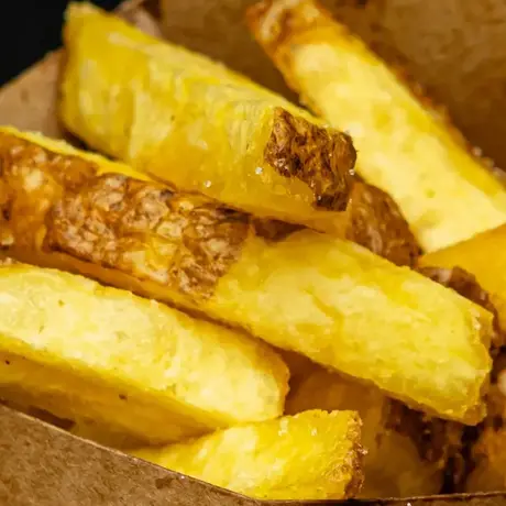 Verse friet uit de schil in een puntzak, gebakken in de foodtruck