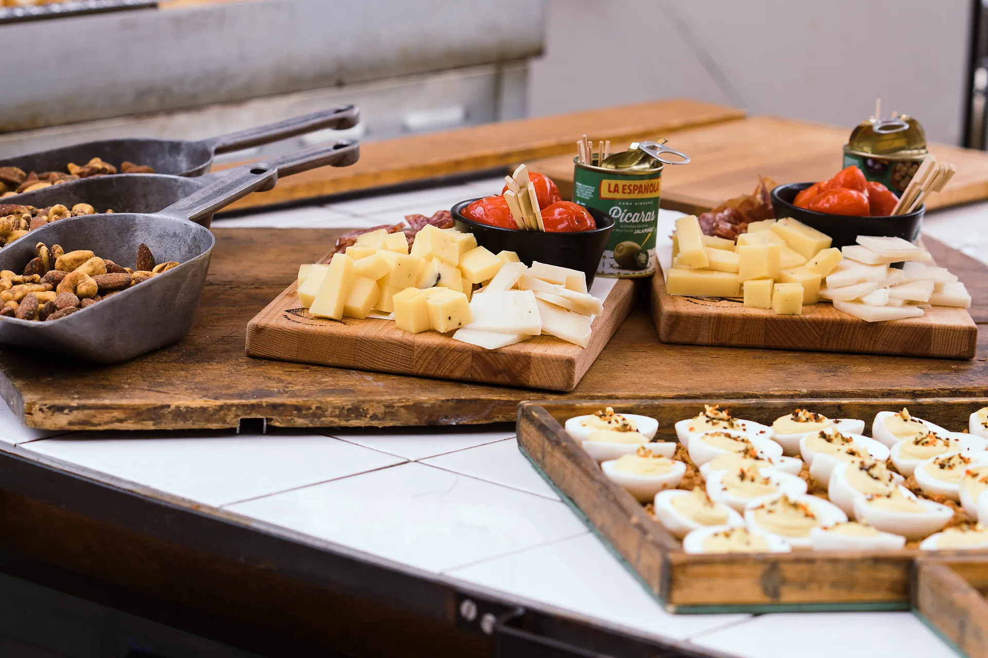 Borrelhapjes met kaasplankjes, noten en gevulde eieren op een buffet
