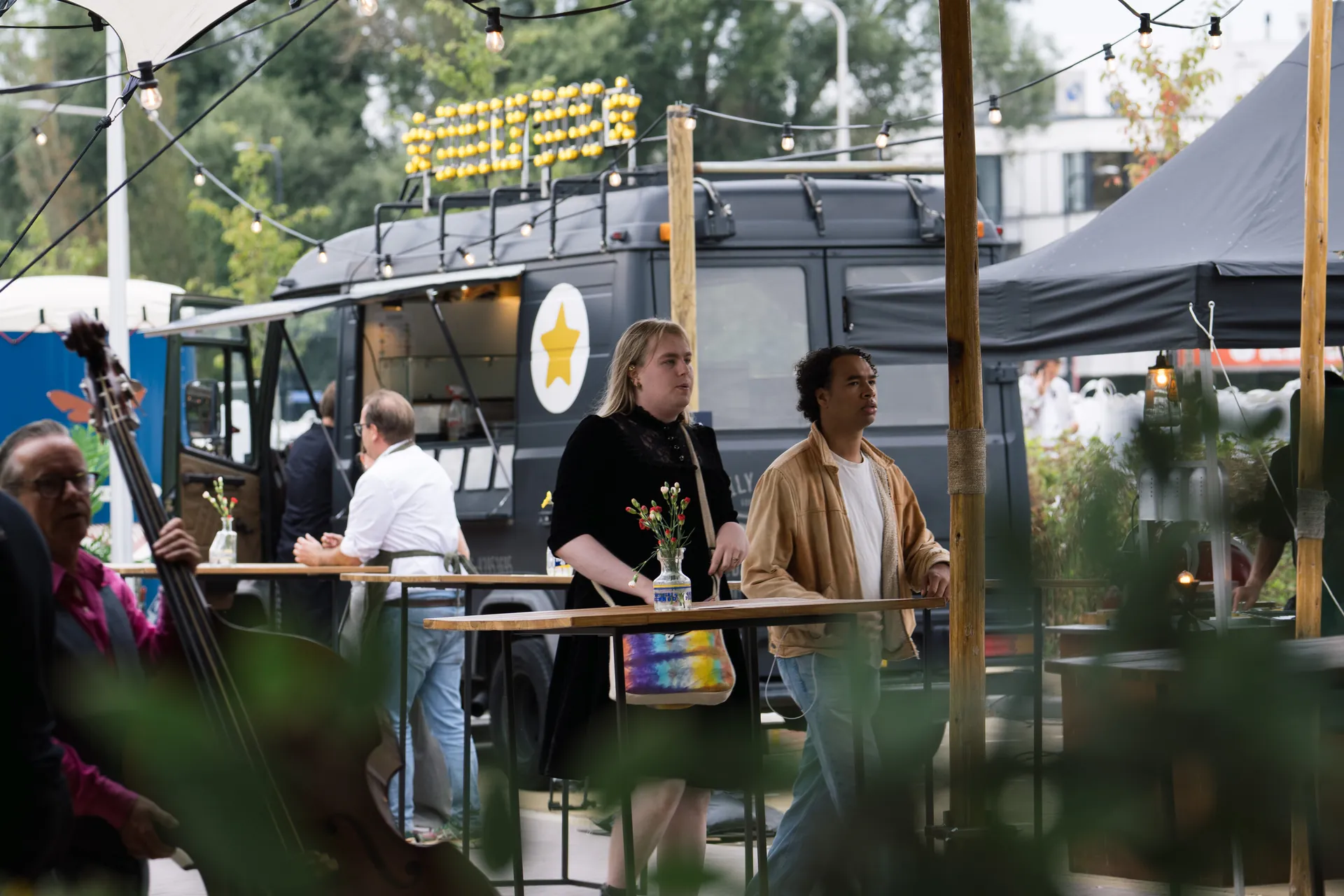 Statafels en livemuziek bij de Daily Dog foodtruck op een bouwevent