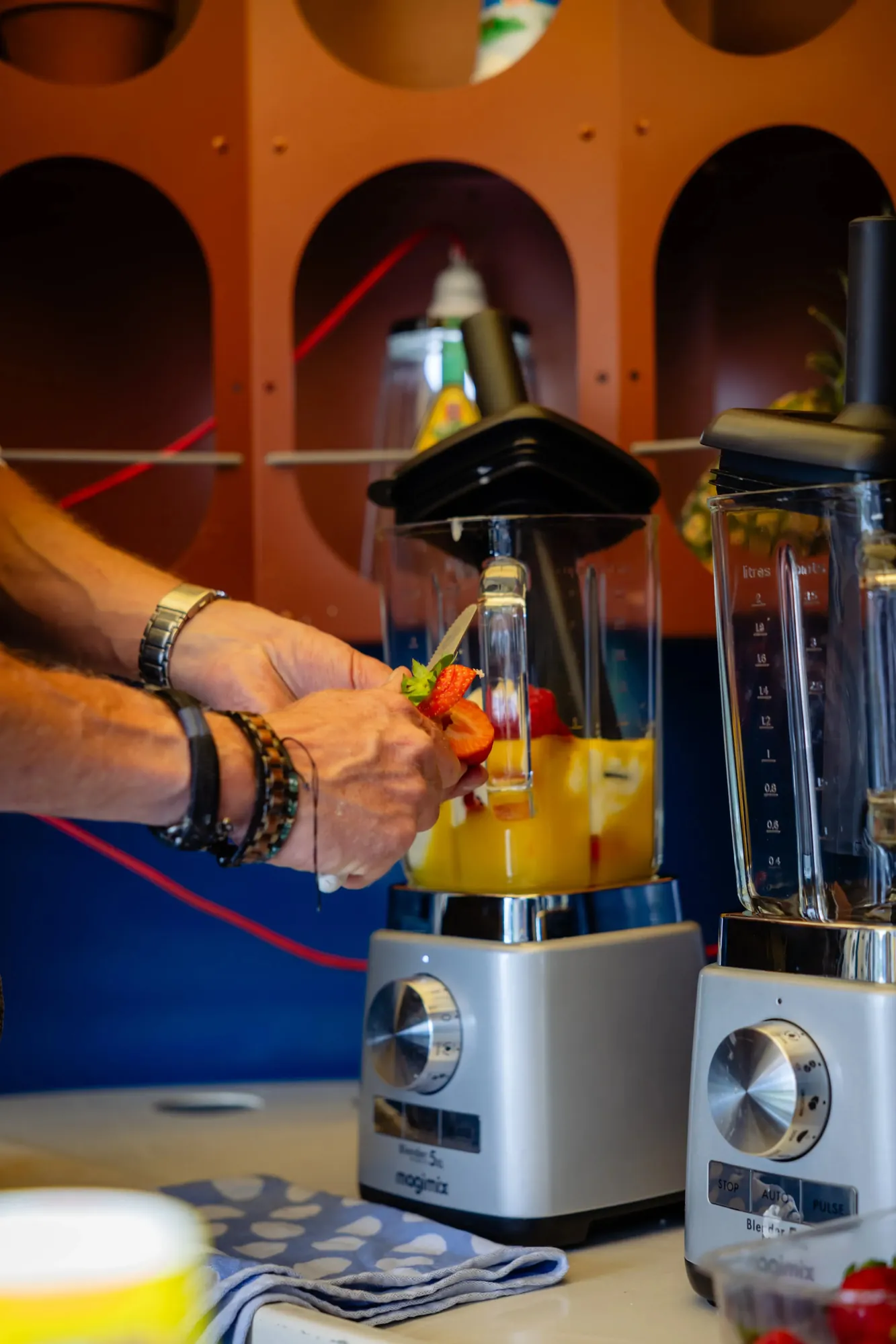 Smoothiebar huren: medewerker doet verse aardbeien in de blender op een bedrijfsevent