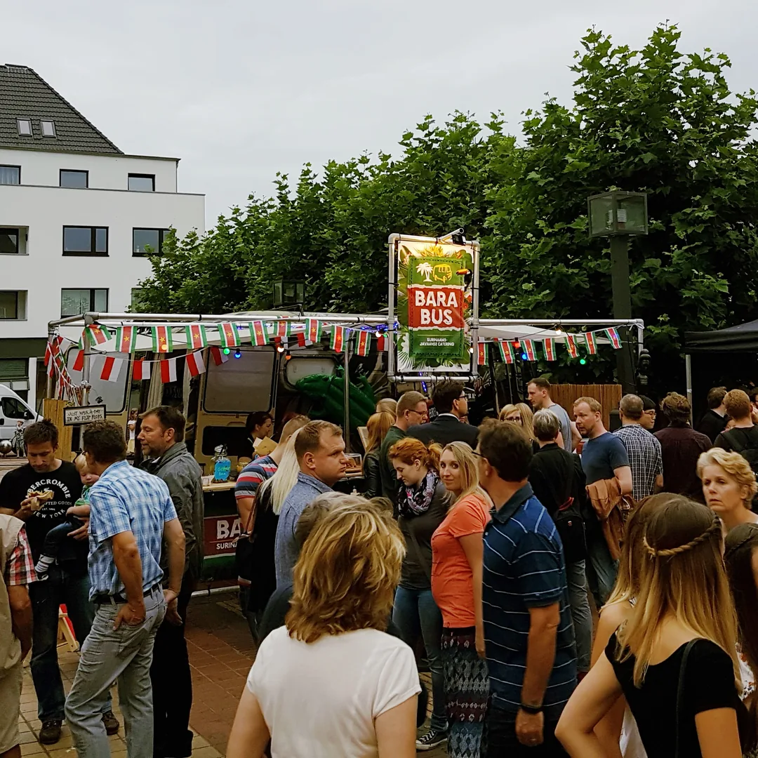 Grote groep gasten bij de Barabus foodtruck op een plein