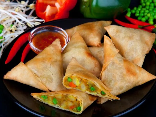 Krokante samosa met groentevulling en chilisaus